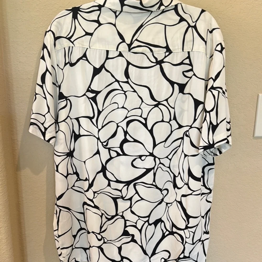 Black and White Floral Button-Up Shirt - Picture 3 of 3